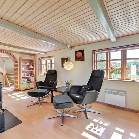 Aki - 1-5km From The Sea By Interhome